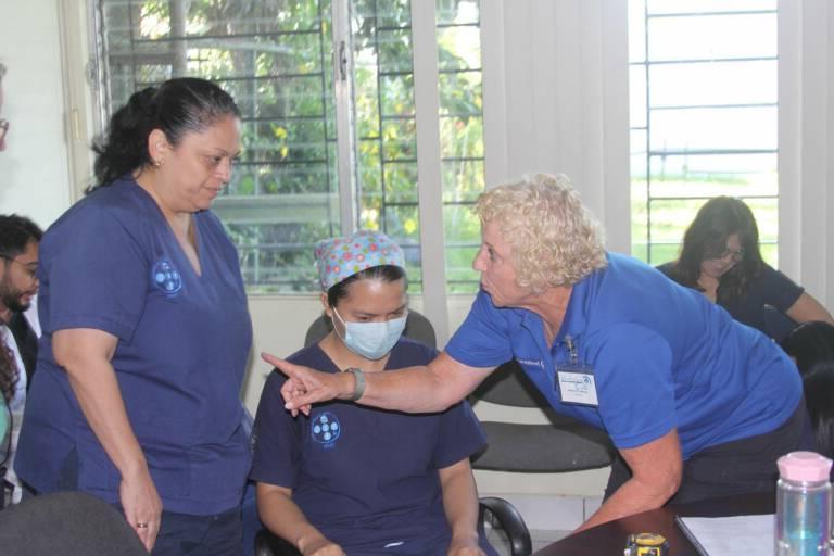 Dr. 詹妮尔奥康奈尔 Teaching in El Salvador